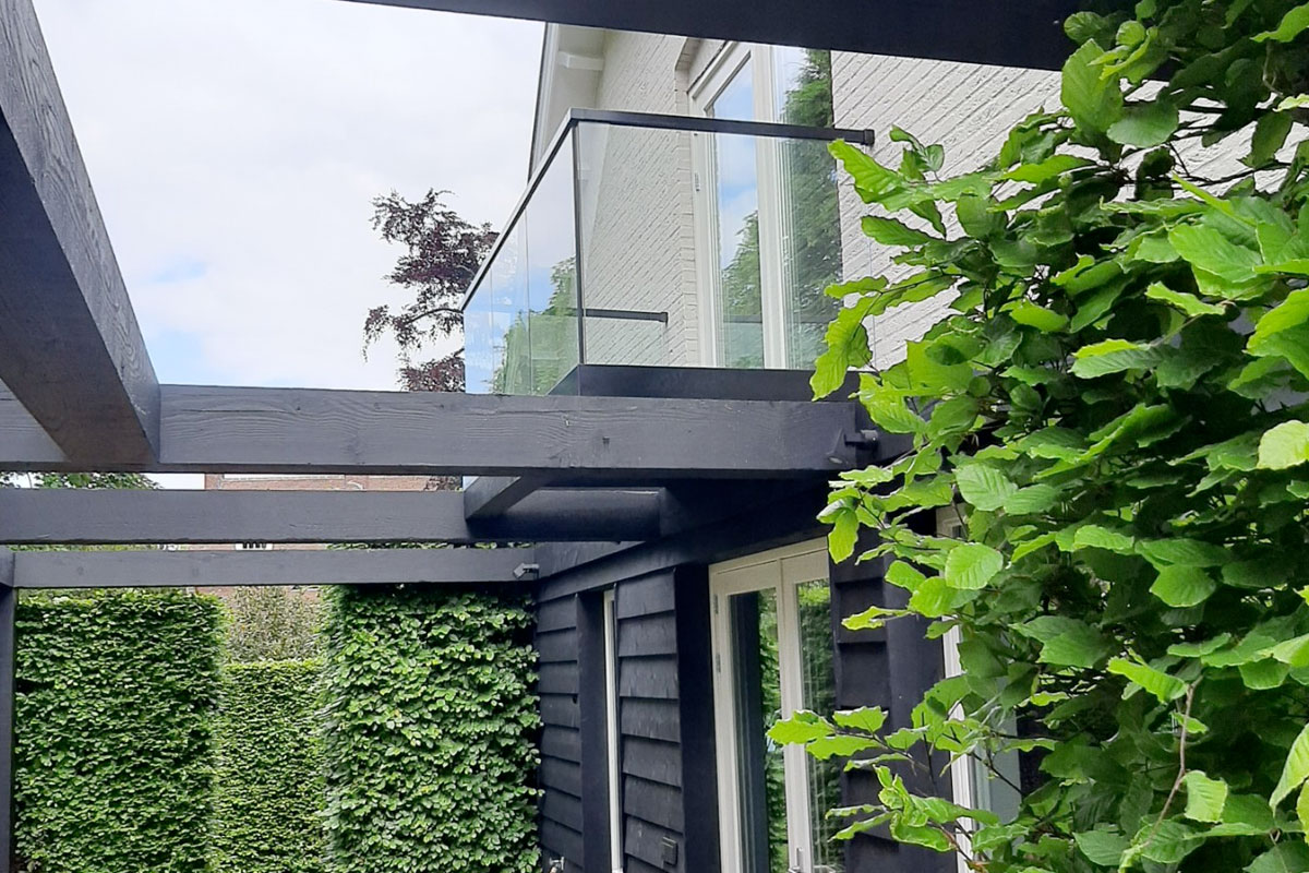 Zelf een glazen balkonhek plaatsen