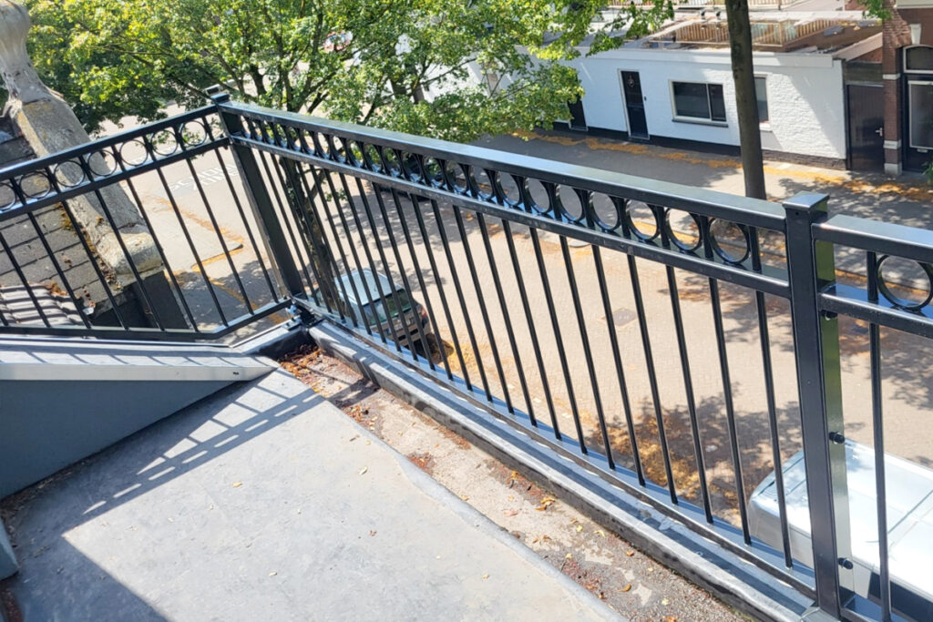 Stalen balkonhek met ringen in Tilburg