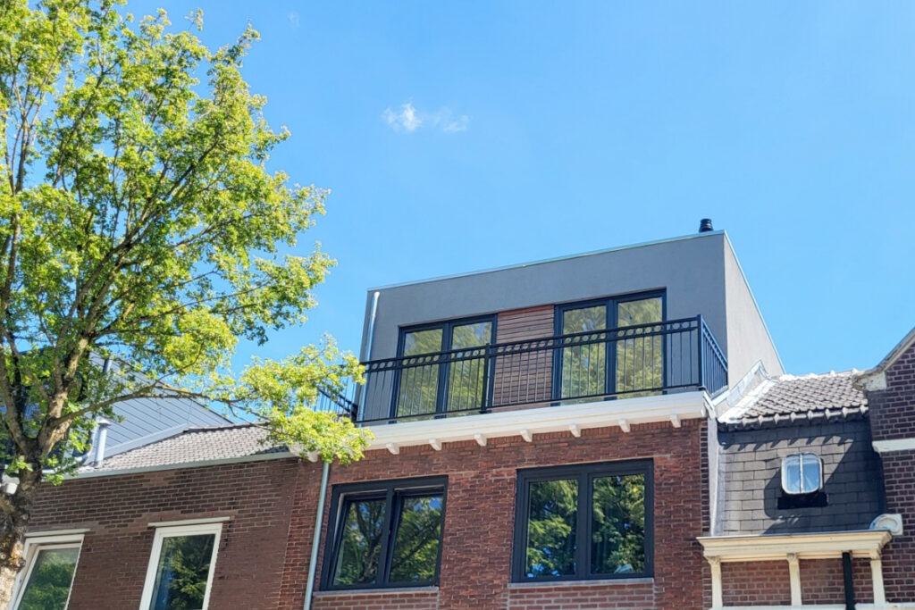 Stalen balkonhek met ringen in Tilburg