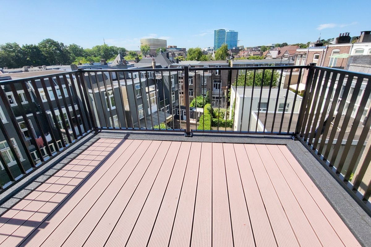 striphekwerk om dakterras in Arnhem