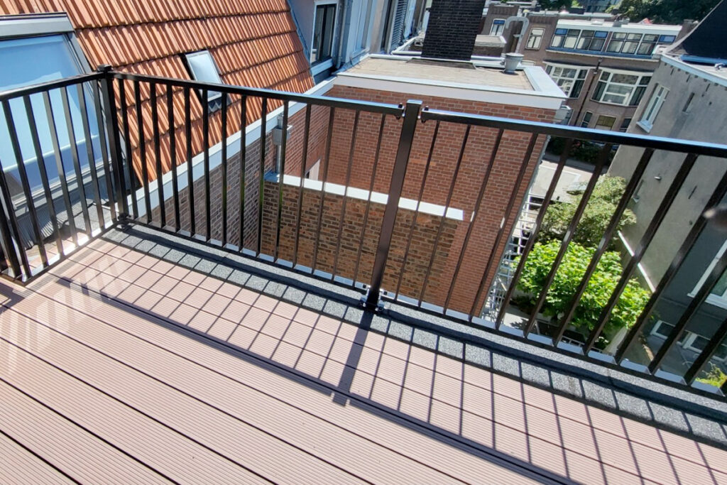 striphekwerk om dakterras in Arnhem
