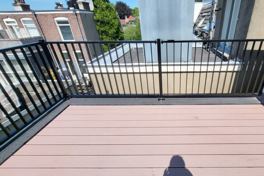 striphekwerk om dakterras in Arnhem