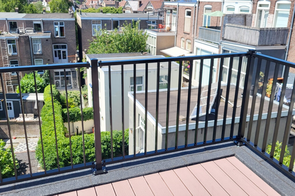 striphekwerk om dakterras in Arnhem