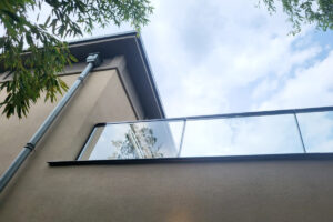 Glazen balustrade op dakterras