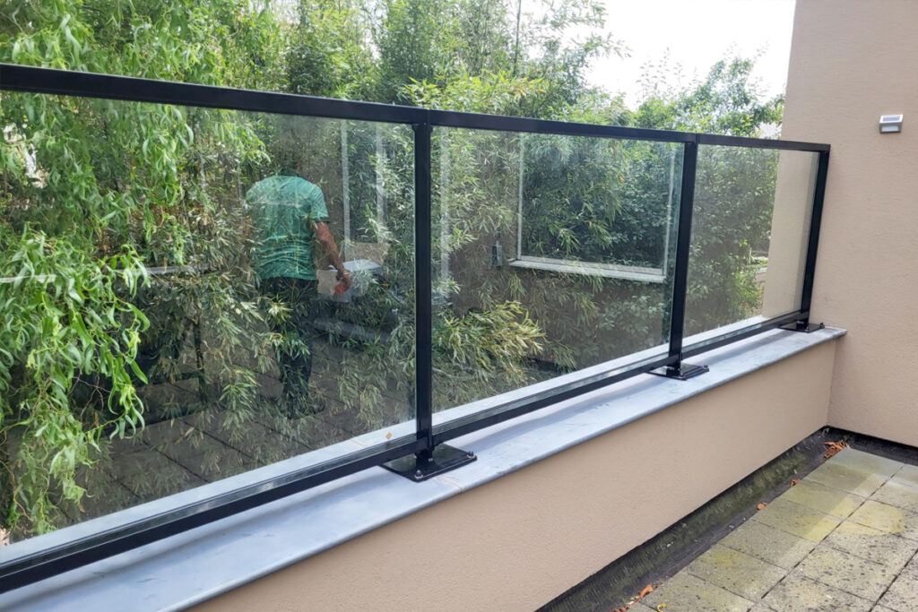 Glazen balustrade op dakterras