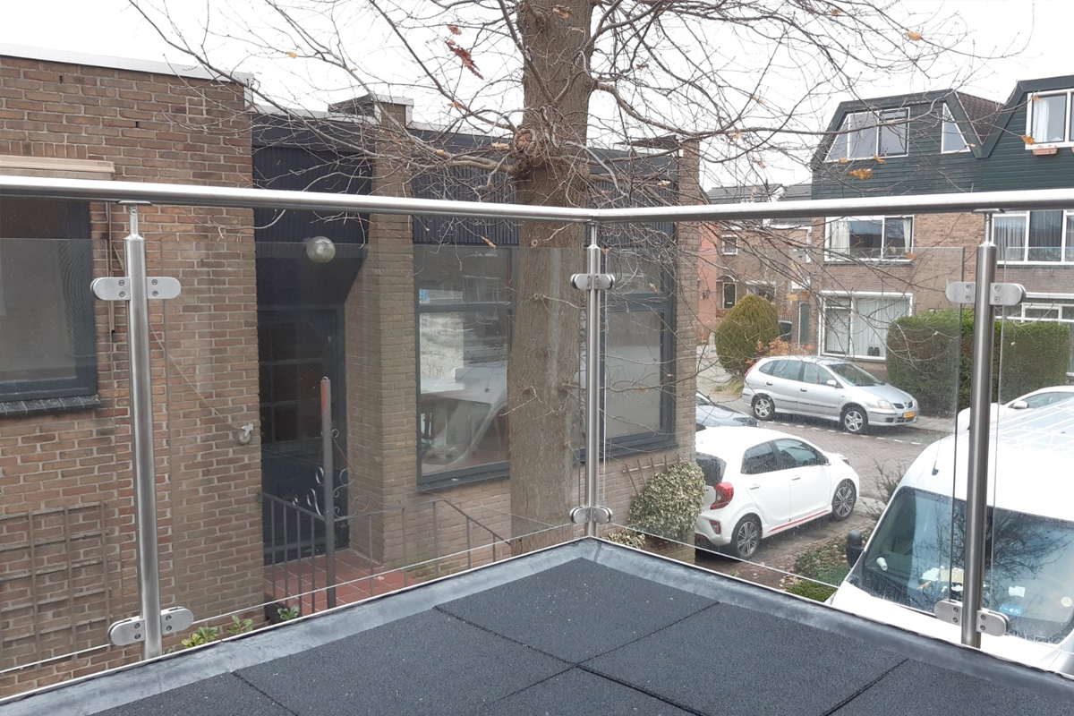 Glazen balustrade poetsen