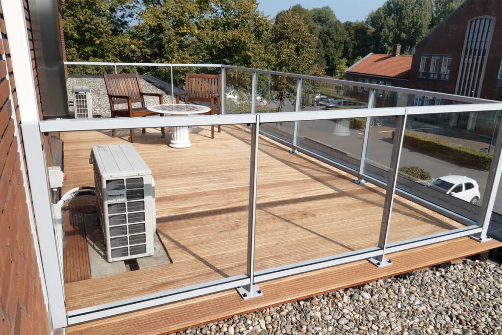 Glazen balustrade schoonmaken