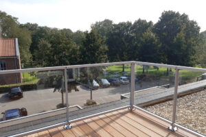 Glazen balustrade schoonmaken