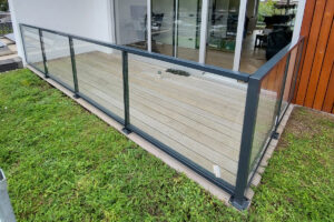 Glazen balustrades op balkon plaatsen