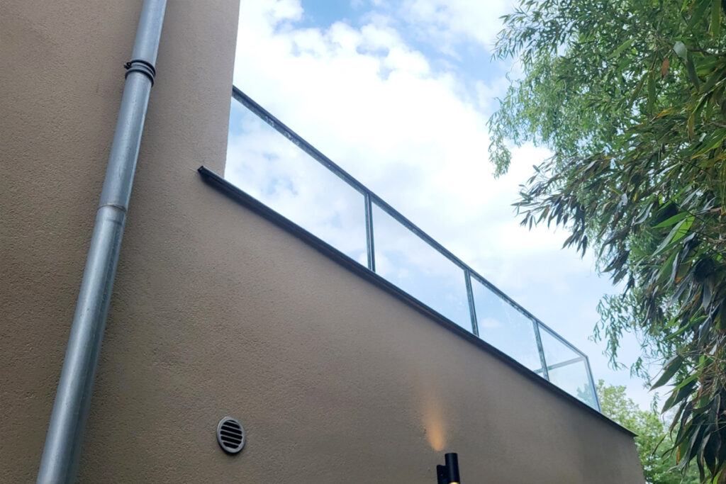 Voordelen van een glazen balustrade op een dakterras