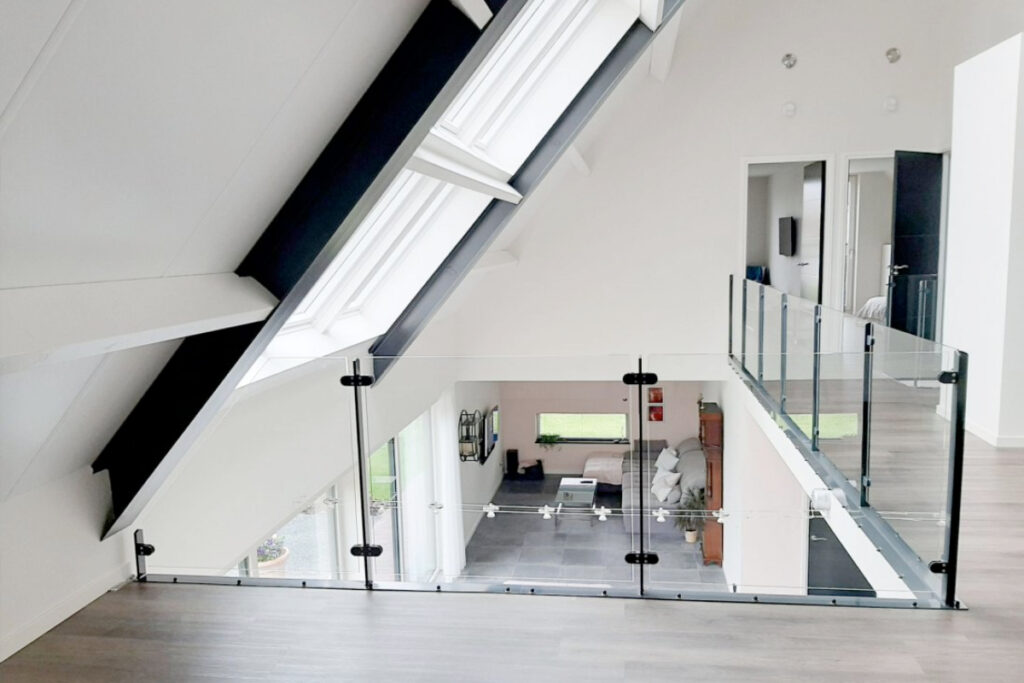 Glazen balustrade op vide plaatsen