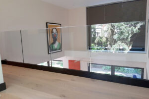 Glazen balustrade op vide plaatsen