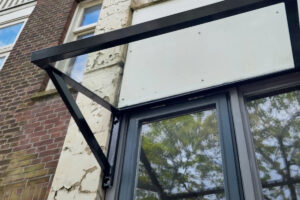 Hoe heet een afdak boven de voordeur