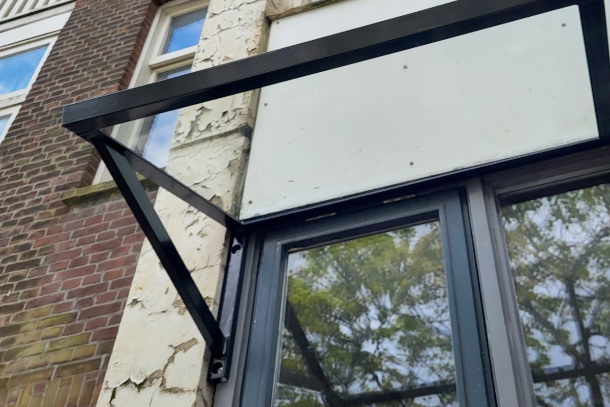 Hoe heet een afdak boven de voordeur