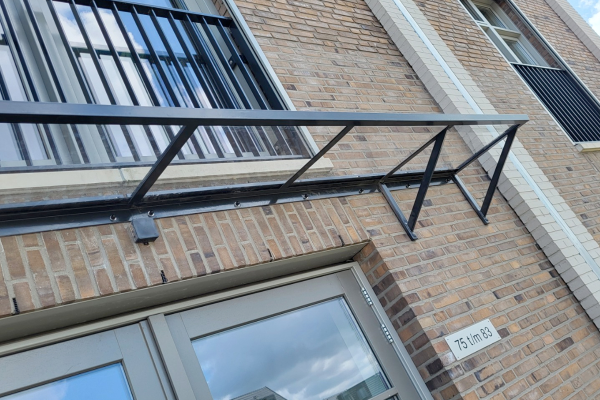 Hoe heet het afdakje boven de voordeur