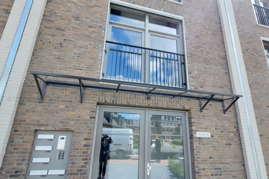 Hoe heet het afdakje boven de voordeur