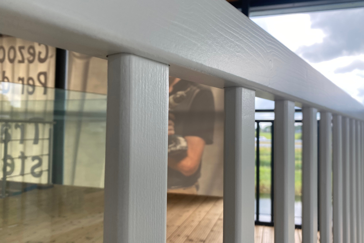 Houten balustrade voor trapgat