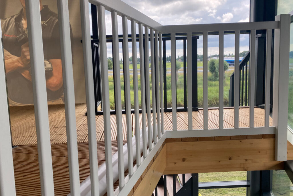 Houten balustrade voor trapgat