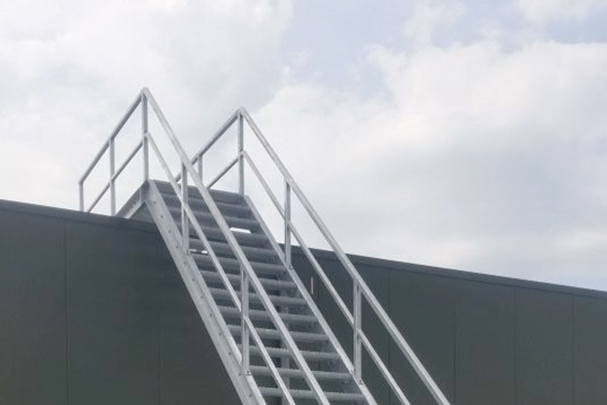 Stalen trap laten plaatsen