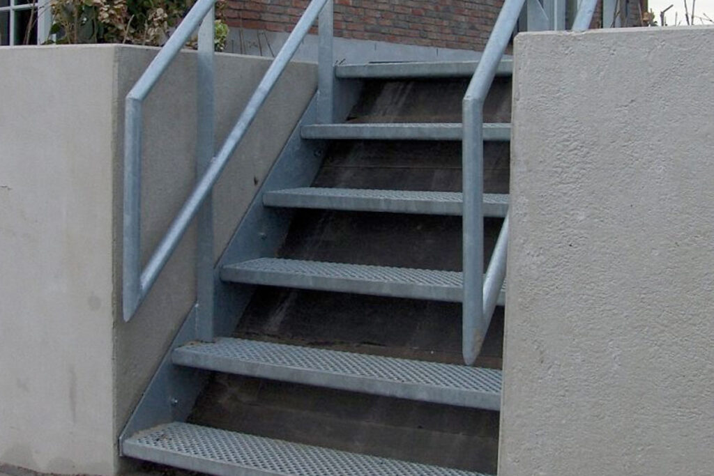 Stalen trap laten plaatsen