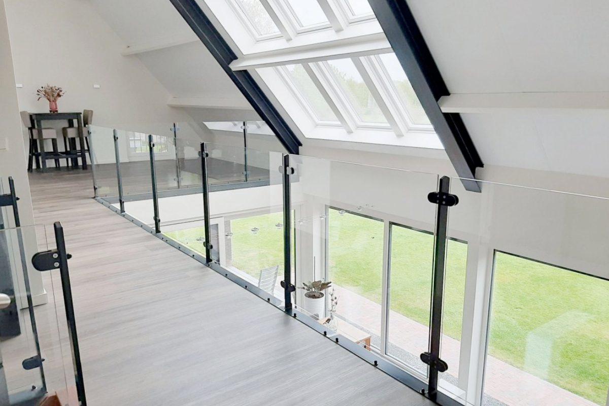 Wel of geen glazen balustrade op een vide