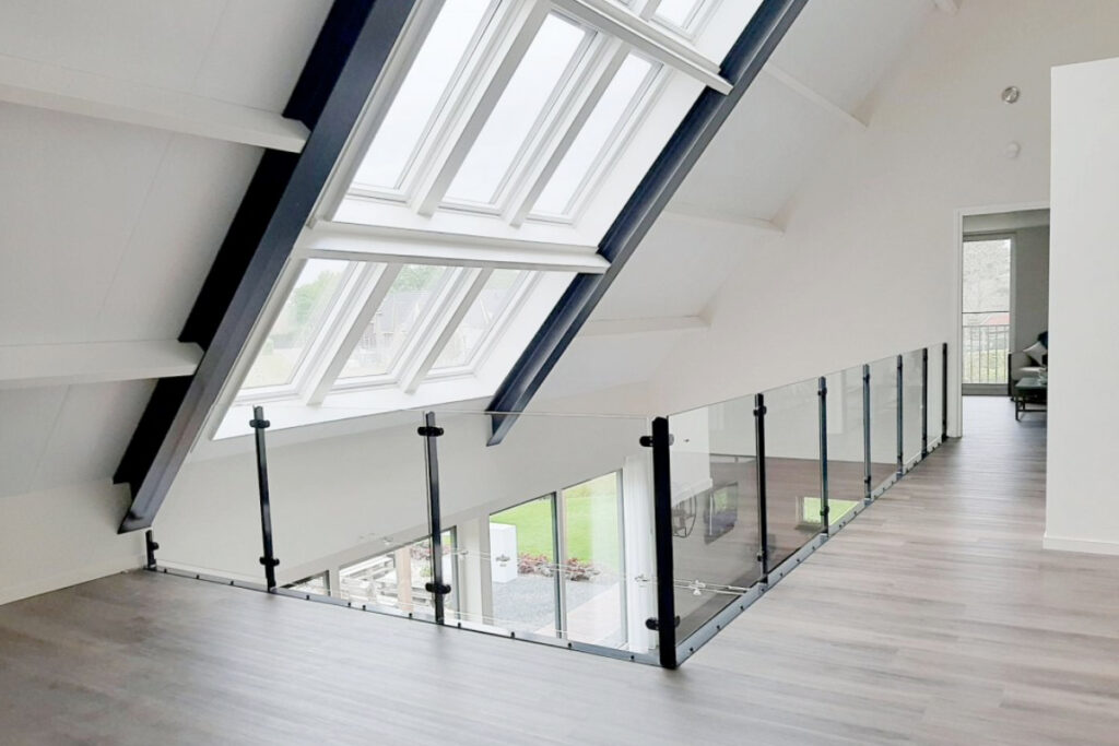 Wel of geen glazen balustrade op een vide
