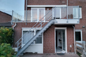Glazen balustrade met stalen trap in Lelystad