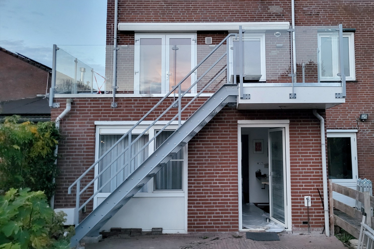 Glazen balustrade met stalen trap in Lelystad