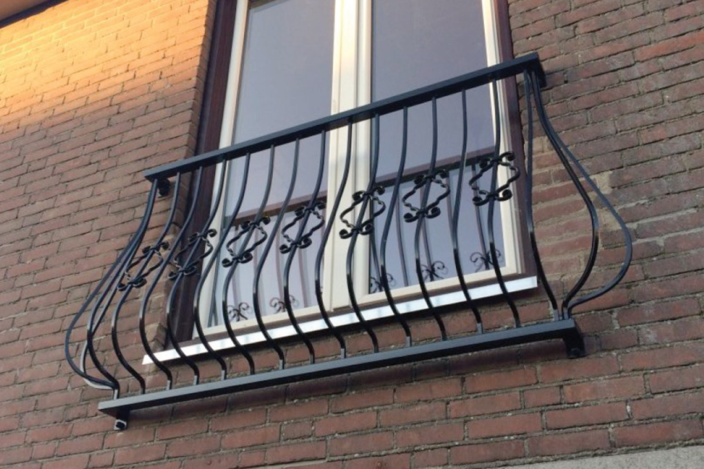 Frans balkonhekwerk zwart