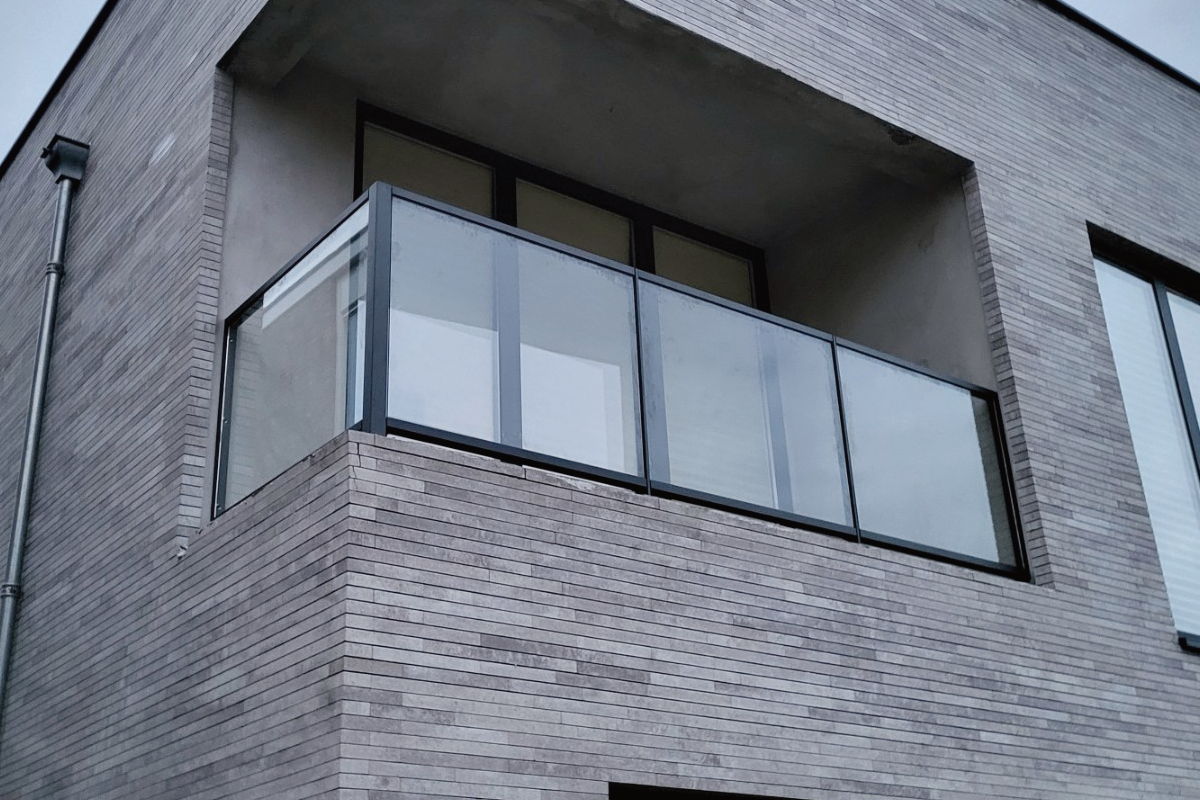 Glazen balkonhek in Den Haag