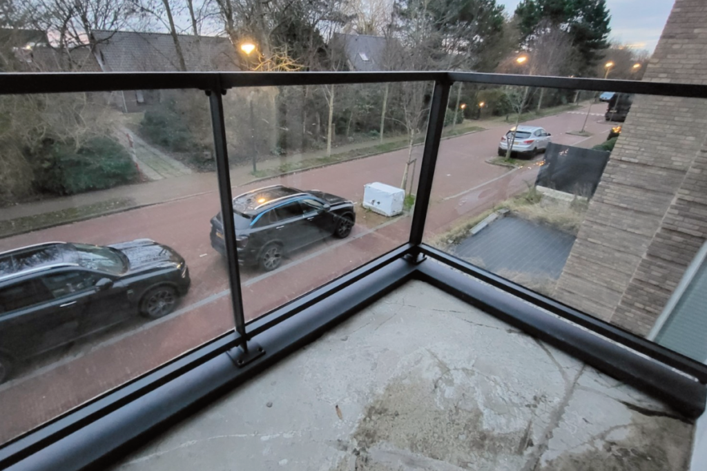 Glazen balkonhek in Den Haag