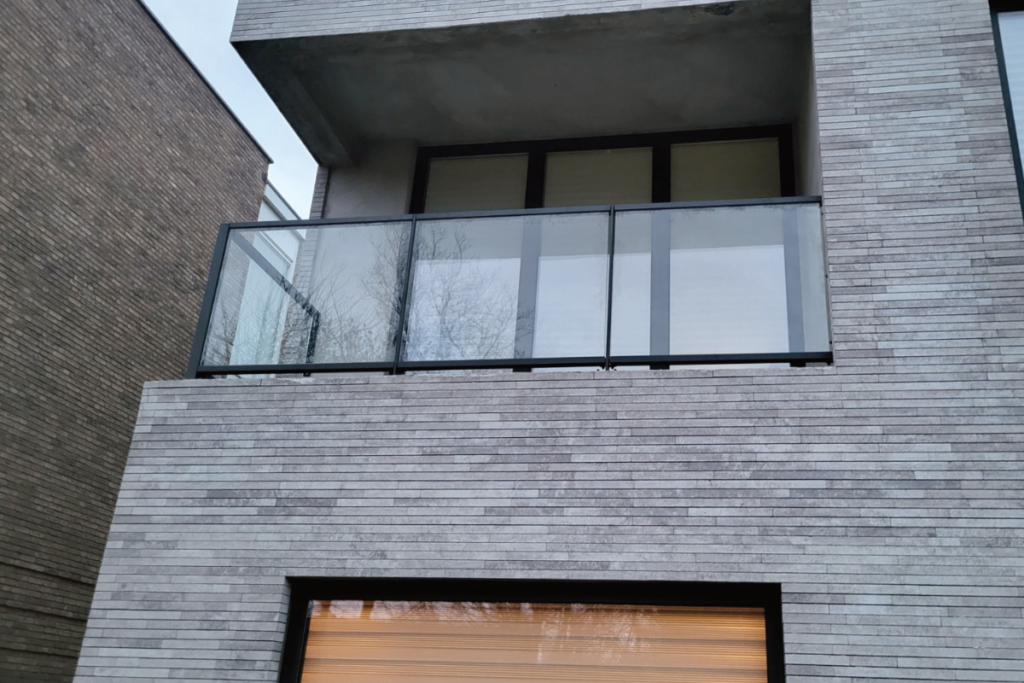 Glazen balkonhek in Den Haag