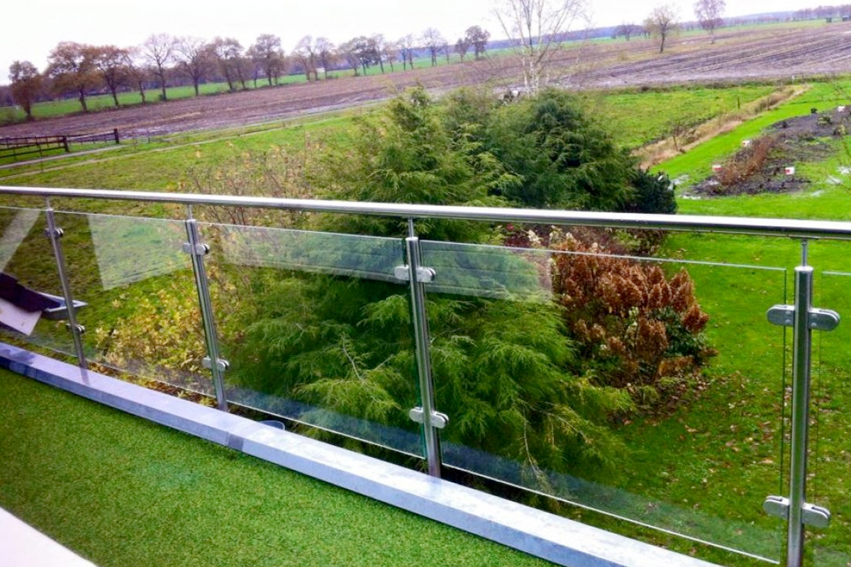 RVS balkonhekwerk met glas