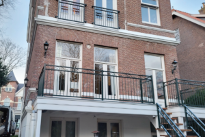 Stalen balustrade en Franse balkons in Den Haag
