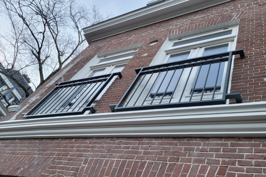 Stalen balustrade en Franse balkons in Den Haag