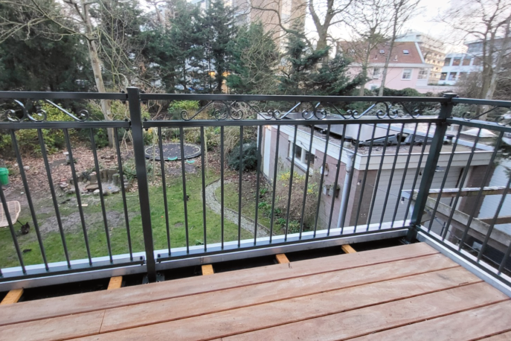 Stalen balustrade en Franse balkons in Den Haag