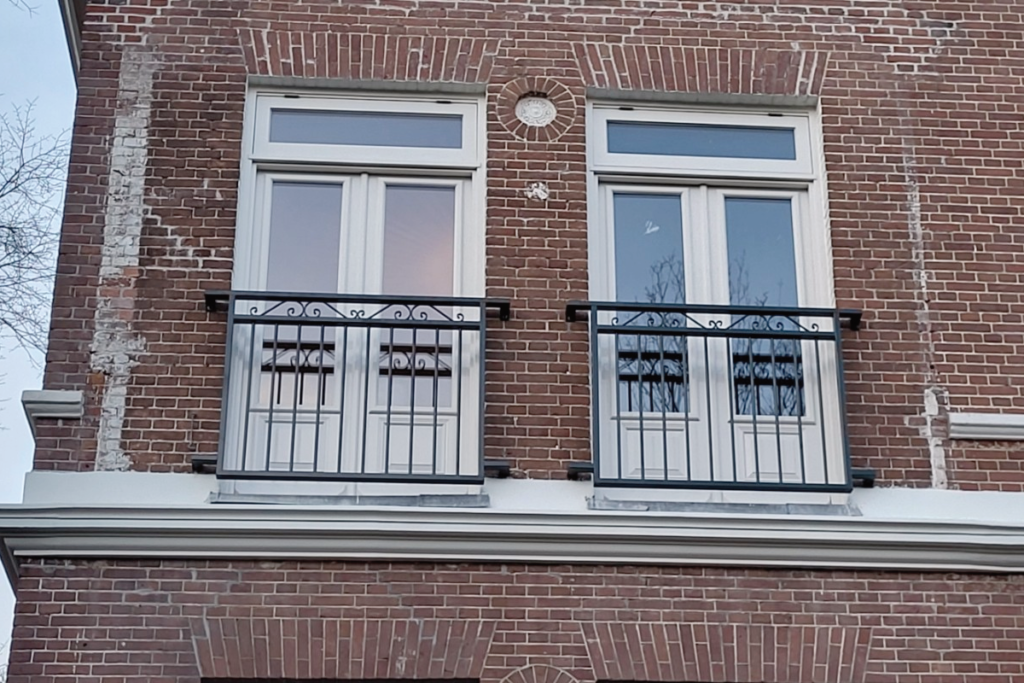 Stalen balustrade en Franse balkons in Den Haag