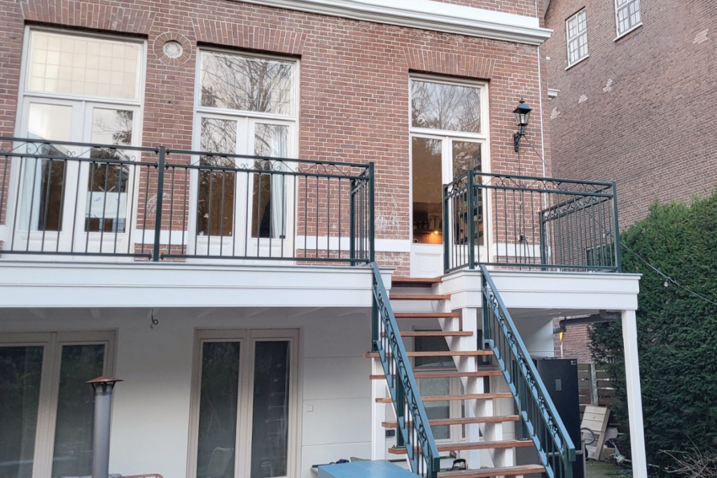 Stalen balustrade en Franse balkons in Den Haag