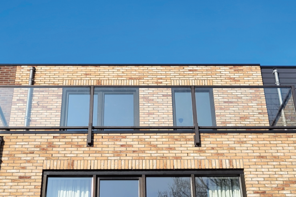 Glazen balustrade om dakterras in IJmuiden