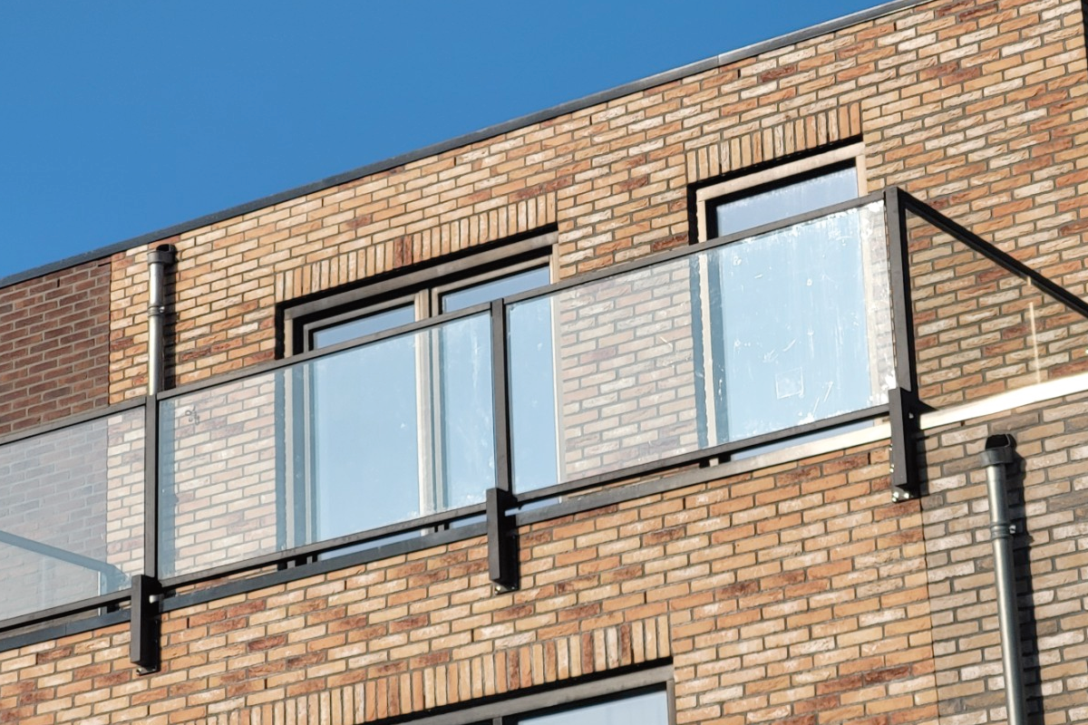 Glazen balustrade om dakterras in IJmuiden