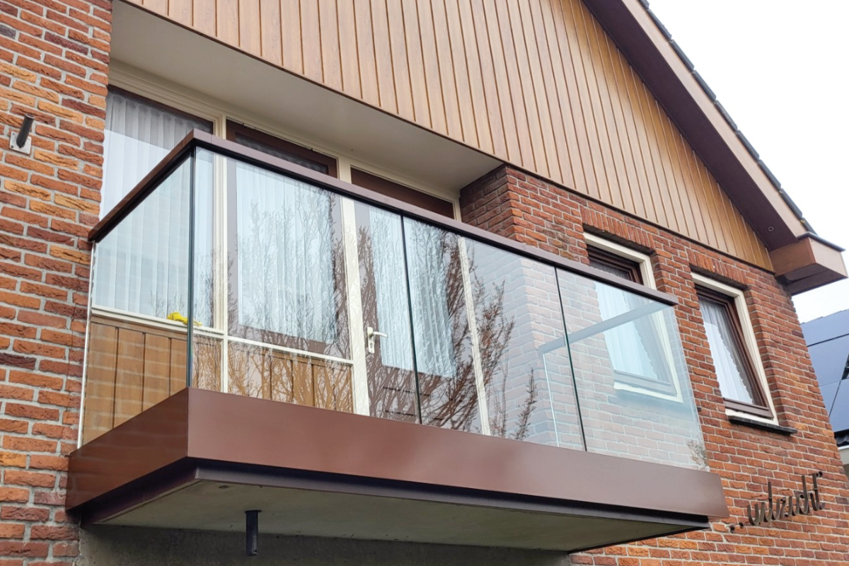 Glazen balustrade op balkon in Hardenberg