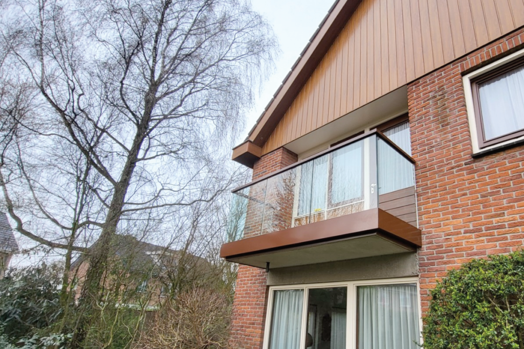 Glazen balustrade op balkon in Hardenberg