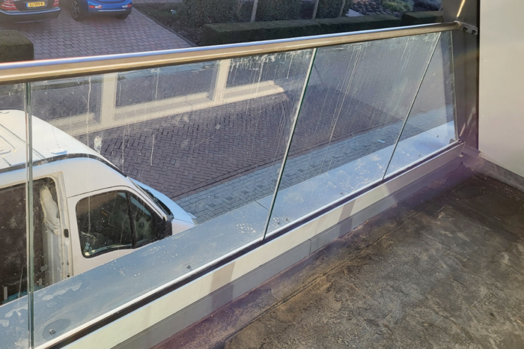 Glazen balustrade op Urk