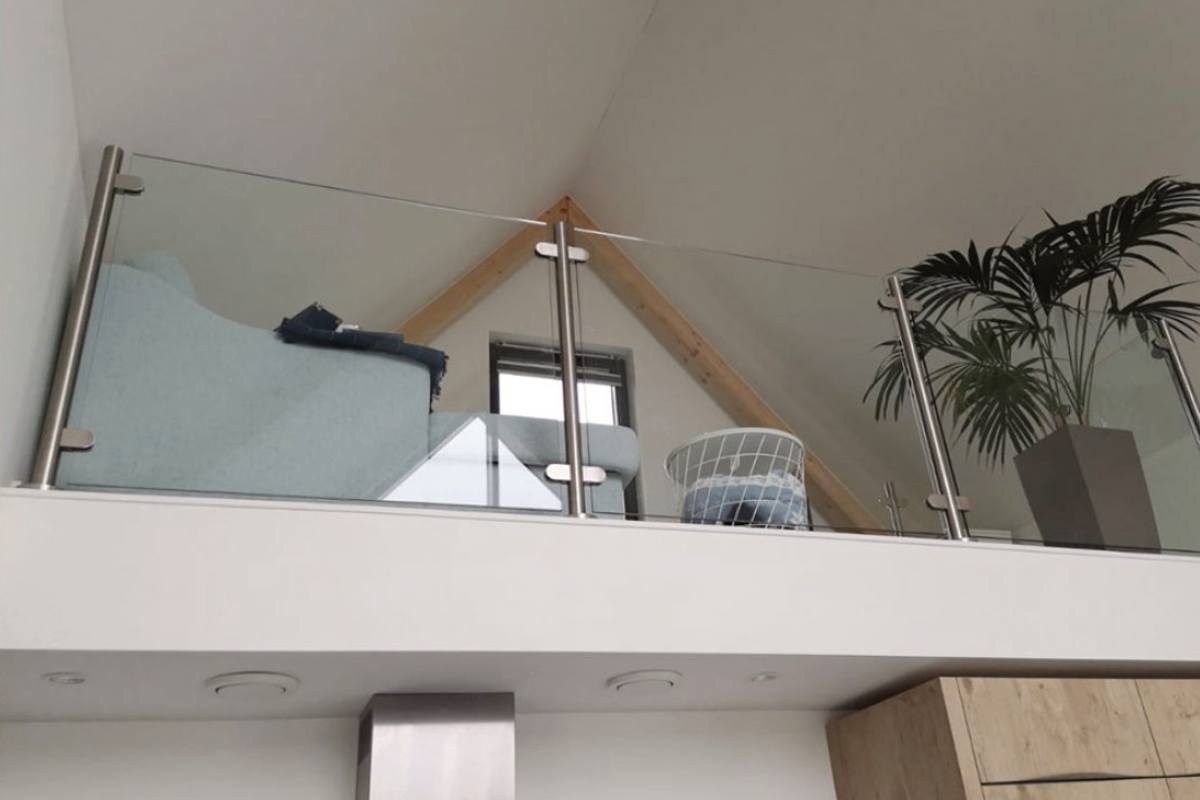 Glazen balustrade in Bant