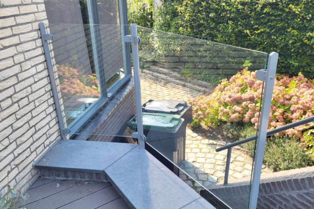 Glazen balustrade in Bant