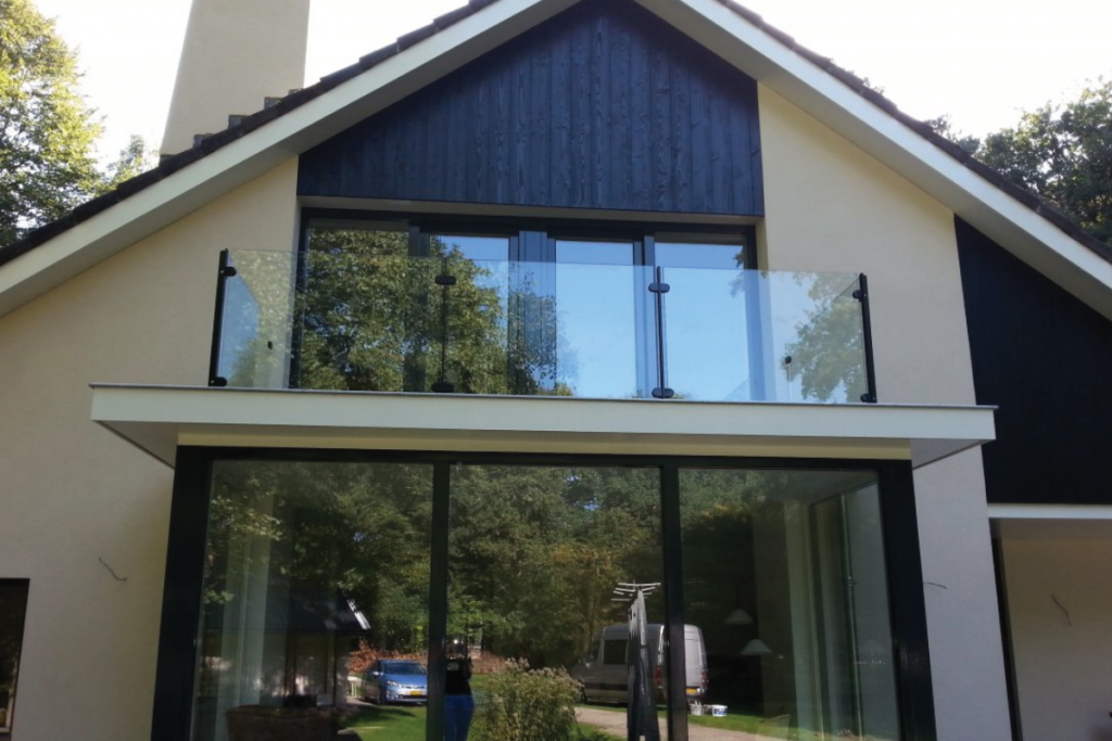 Glazen balustrade in Nagele