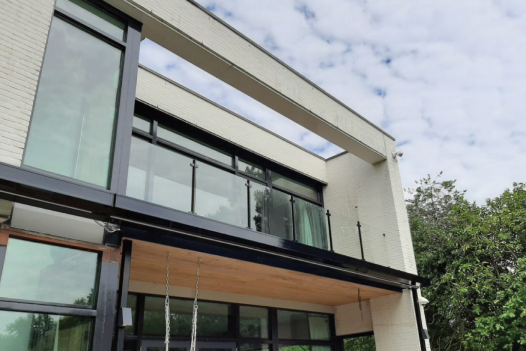 Glazen balustrade in Rutten