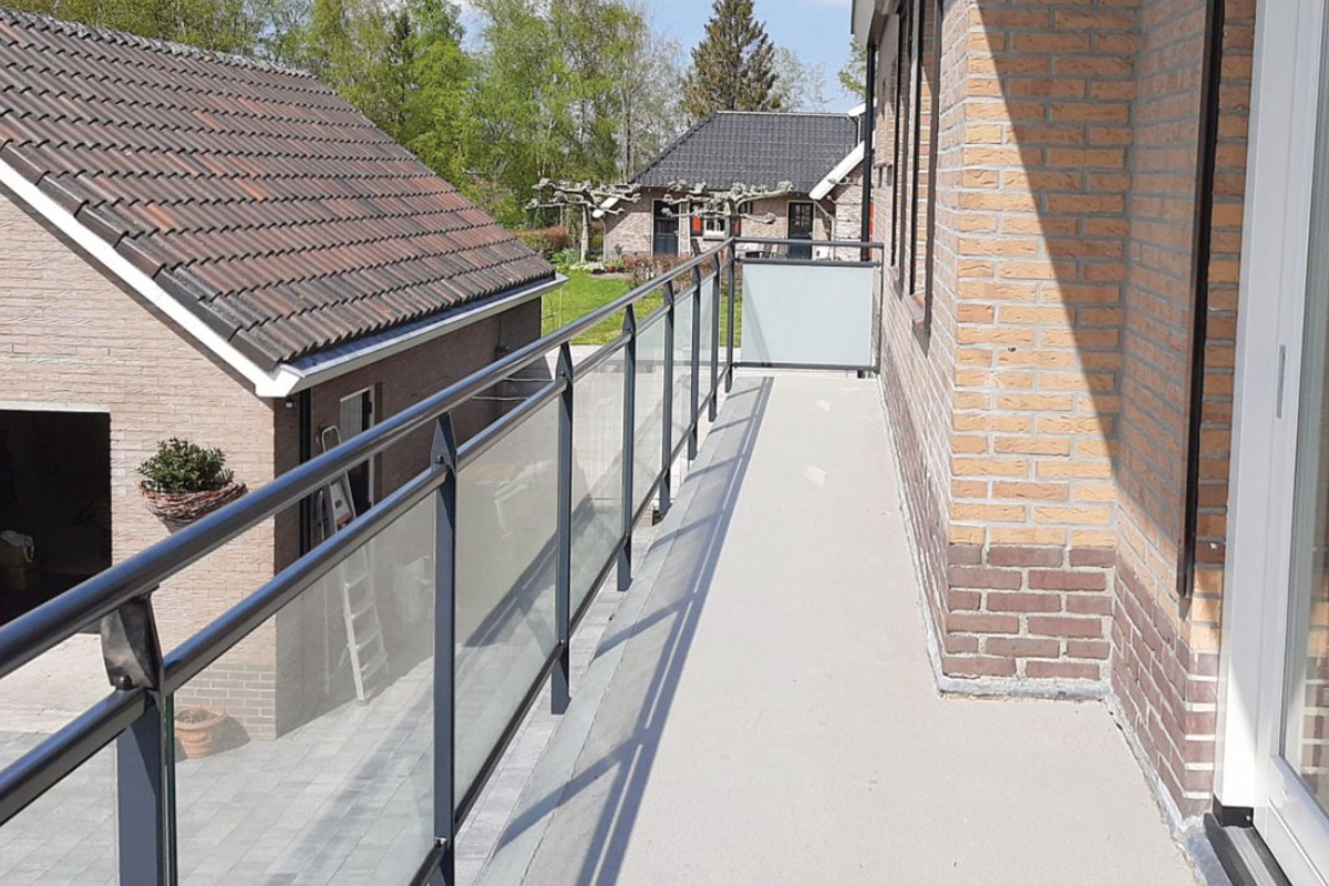 Glazen balustrade in Tollebeek