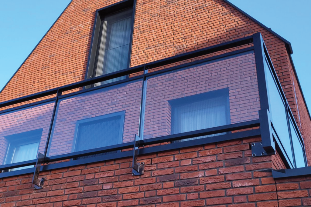 Glazen balustrade in Tollebeek